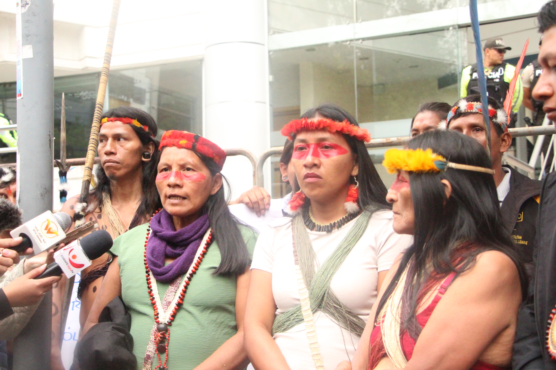 Hueiya Alicia Cahuiya en su intervención, junto a otras mujeres representantes del pueblo wao. Foto: Yuli Gaona